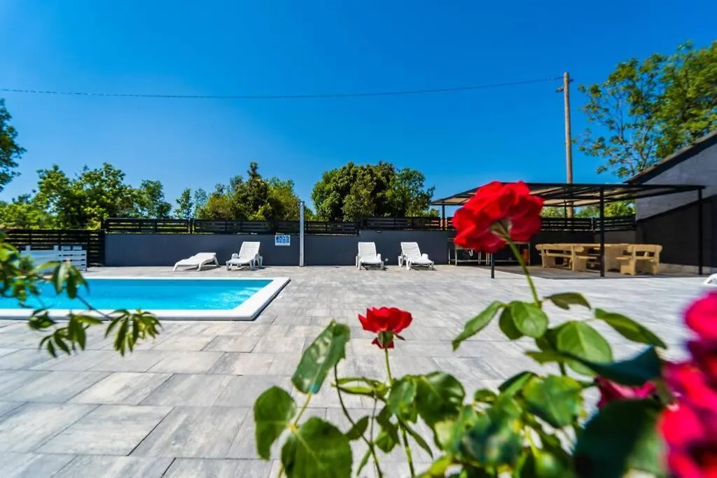 Villa Pavicini - With Heated Pool 0*,